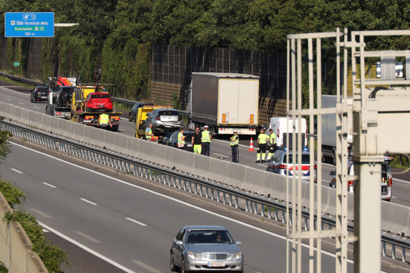 Auffahrunfall mit mehreren Autos auf Welser Autobahn bei Wels-Puchberg