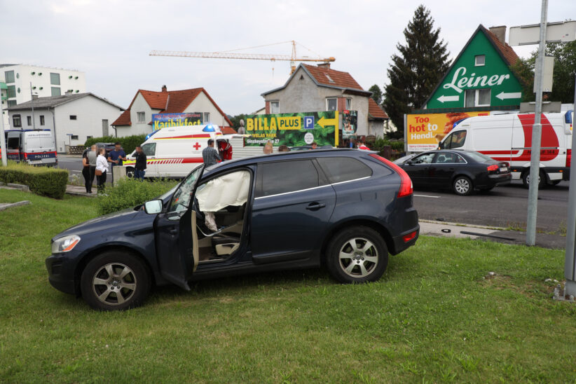 Heftiger Kreuzungscrash zwischen zwei Autos in Wels-Pernau