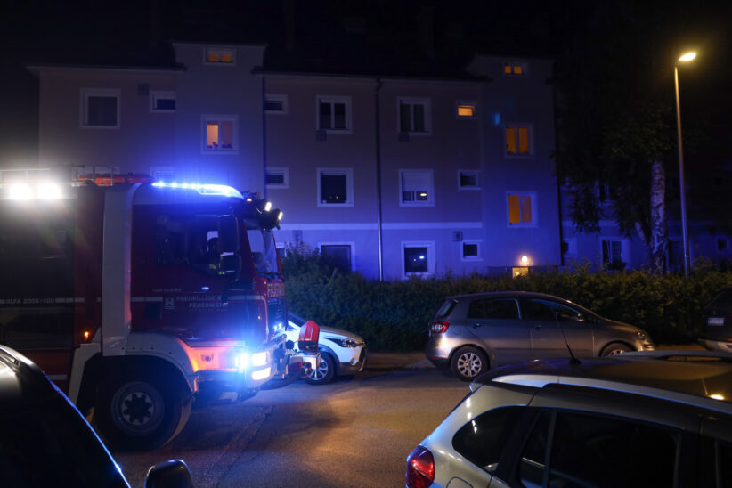 Einsatz der Feuerwehr nach gemeldetem Gasgeruch in einem Mehrparteienwohnhaus in Wels-Vogelweide