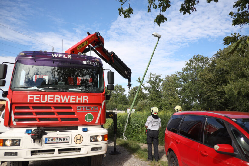 Straßenlaterne in Schieflage: Feuerwehr entfernte in Wels-Schafwiesen beschädigten Lichtmast