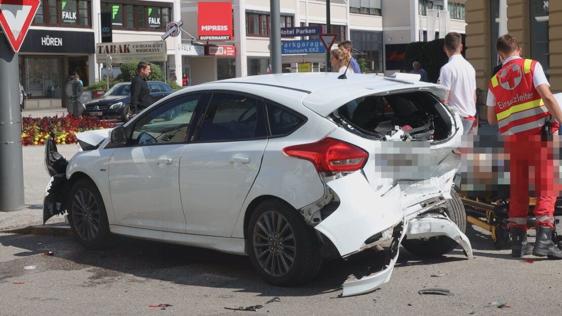 Sechs Verletzte bei schwerem Crash mit vier beteiligten Autos in Wels-Innenstadt