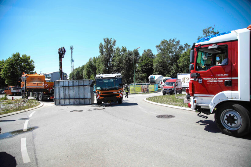 Kommunalfahrzeug verlor in einem Kreisverkehr in Wels-Pernau den Fahrzeugaufbau