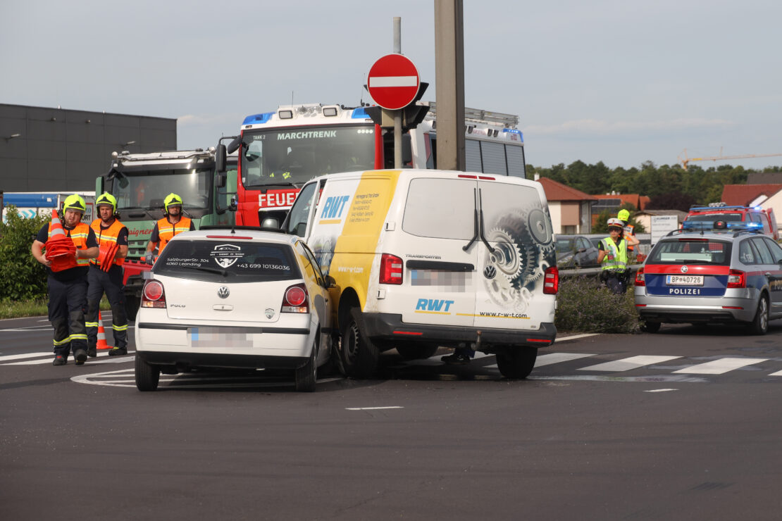 Auto und Kleintransporter nach Kreuzungscrash in Marchtrenk auf Fahrbahnteiler gelandet