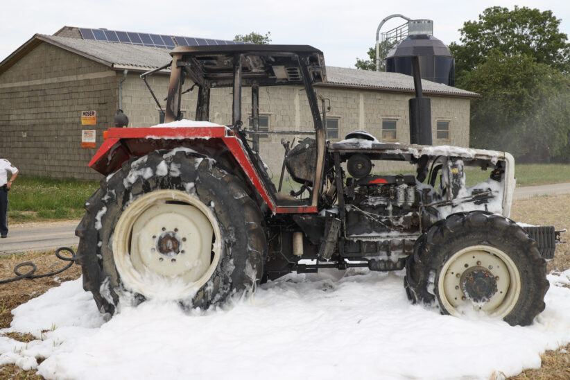 Traktor auf Feld in Steinhaus in Vollbrand