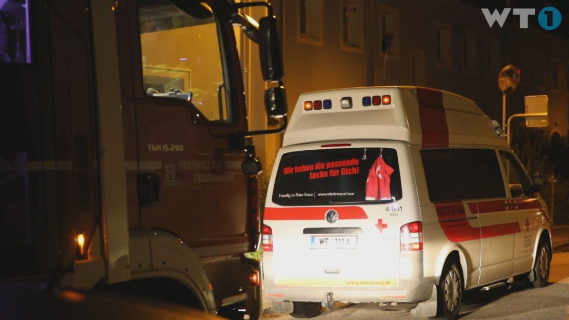 Nächtlicher Einsatz für Rettung und Feuerwehr in Wels-Vogelweide weil Ring am Finger feststeckt