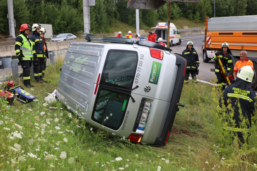 Neun Verletzte: Vollbesetzter Kleinbus auf Innkreisautobahn bei Sattledt verunglückt