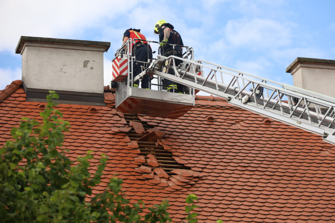 Blitzeinschlag in Dach eines Wohnhauses in Marchtrenk richtet ordentlichen Schaden an