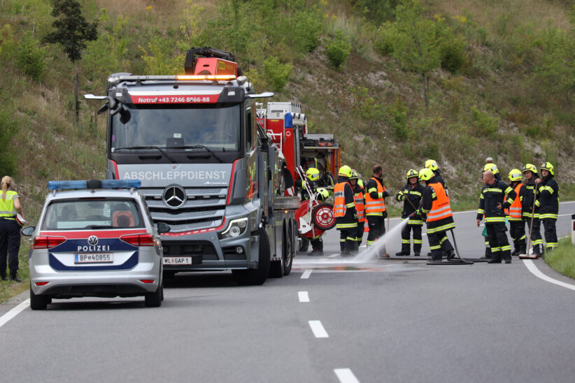 Schwerer Verkehrsunfall: Auto auf Wiener Straße in Neukirchen bei Lambach überschlagen