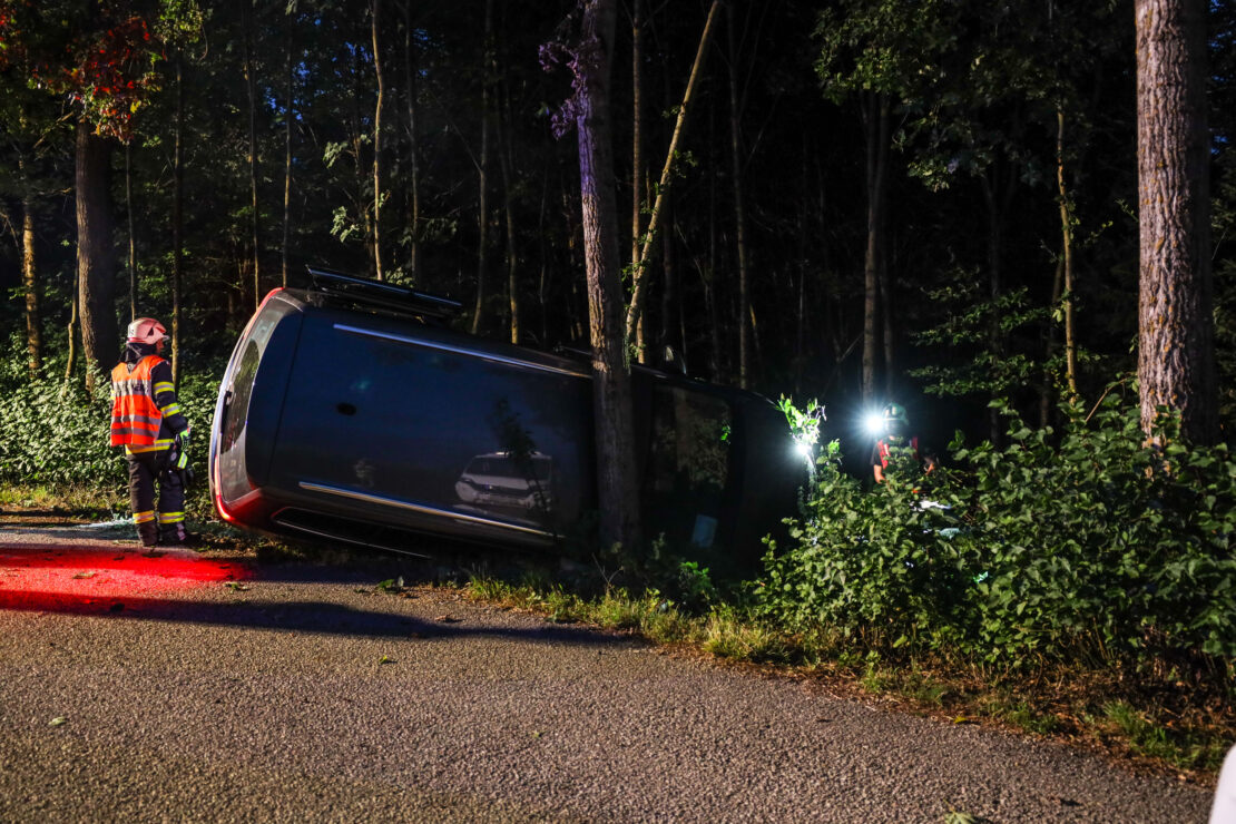 Auto bei glimpflichem Unfall in Krenglbach an Baum angelehnt zum Stillstand gekommen