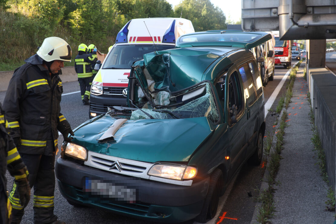 Auto auf Innkreisautobahn bei Steinhaus in Heck eines LKW gekracht