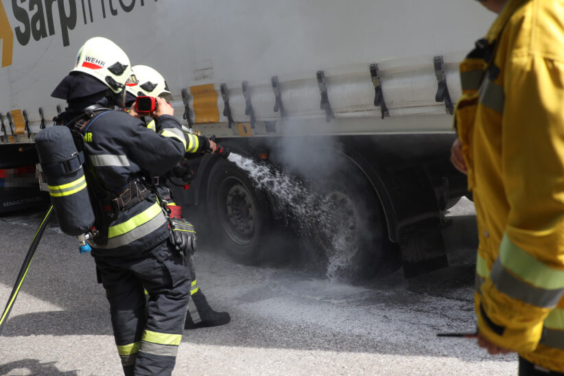 Überhitzte Bremse eines LKW-Sattelaufliegers in Marchtrenk durch Feuerwehr gekühlt