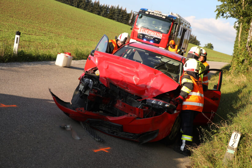 Drei Verletzte bei Kollision zwischen PKW und Pritschenwagen in Buchkirchen
