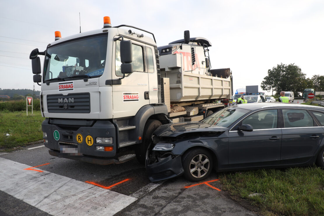 Eine Schwer- und vier Leichtverletzte bei Kollision zwischen Reisebus, PKW und LKW in Wels-Puchberg