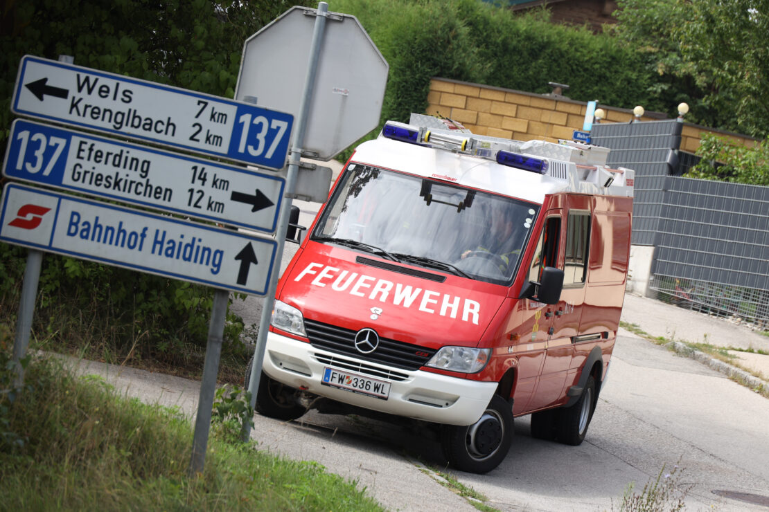 Aufräumarbeiten nach Verkehrsunfall auf Innviertler Straße bei Krenglbach