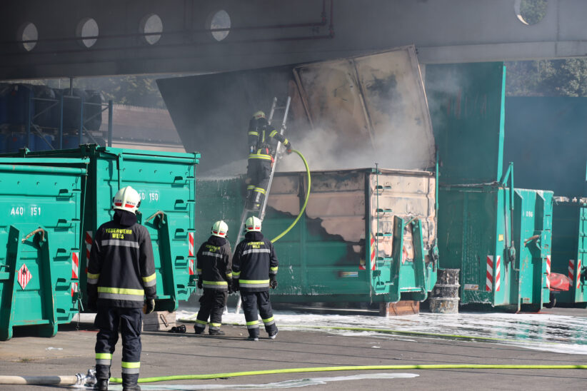 Brand eines Problemstoffcontainers bei Abfallverwertungsunternehmen in Wels-Pernau