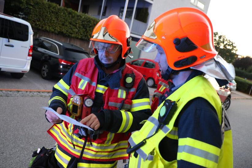 Einsatzkräfte der Feuerwehr nach gemeldetem Gasgeruch in Thalheim bei Wels im Einsatz