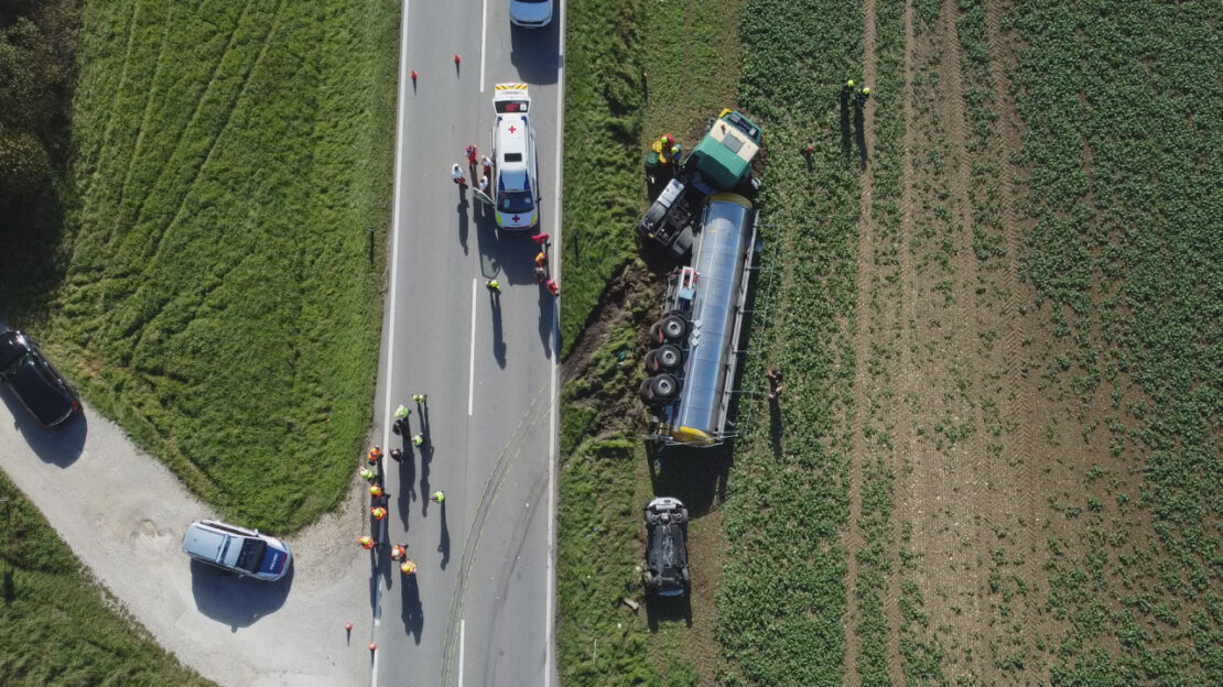 Schwerer Crash zwischen LKW und PKW auf Wiener Straße bei Gunskirchen fordert zwei Schwerverletzte