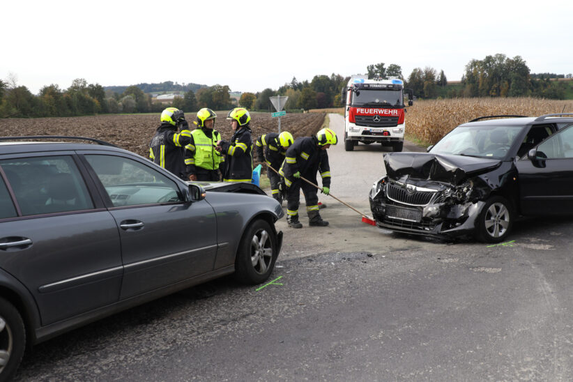 Kreuzungskollision zwischen zwei PKW in Gunskirchen fordert eine Verletzte