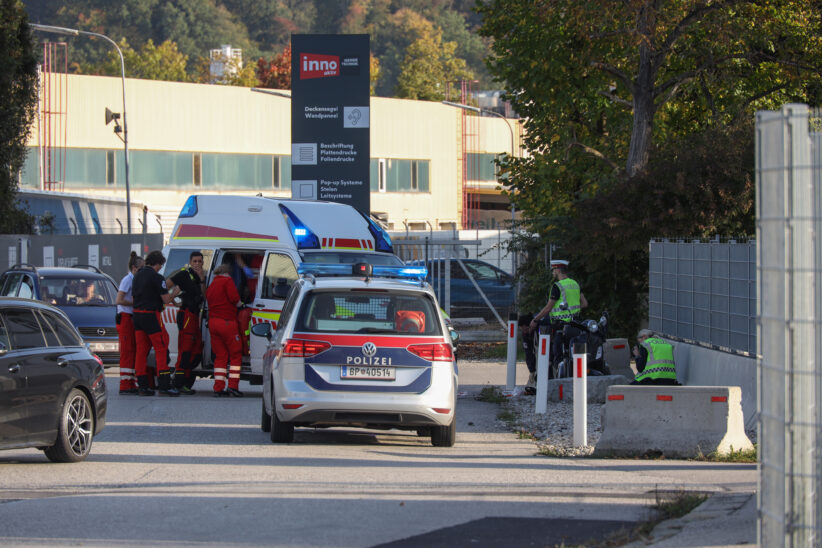 Notarzthubschrauber bei Verkehrsunfall mit Seniorenmobil in Wels-Pernau im Einsatz