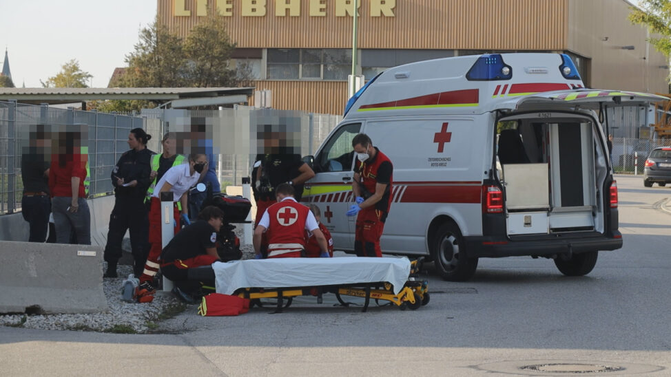 Notarzthubschrauber bei Verkehrsunfall mit Seniorenmobil in Wels-Pernau im Einsatz