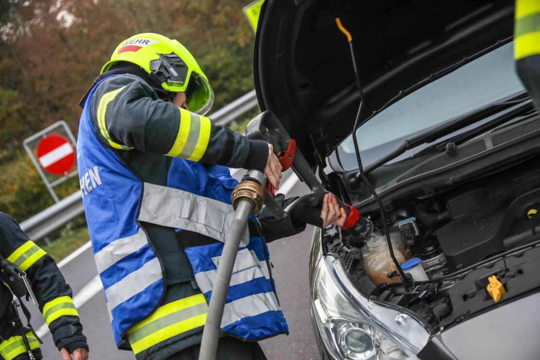 Rauchender PKW sorgte für Einsatz der Feuerwehr auf Welser Autobahn bei Weißkirchen an der Traun