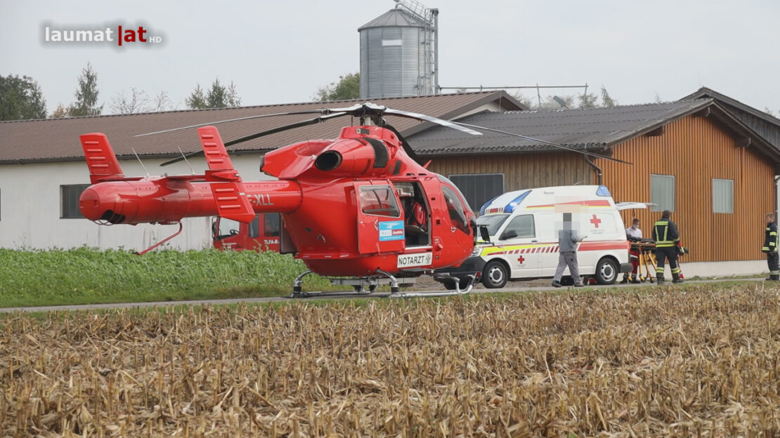 Personenrettung: Schwerer landwirtschaftlicher Unfall auf Bauernhof in Bad Wimsbach-Neydharting