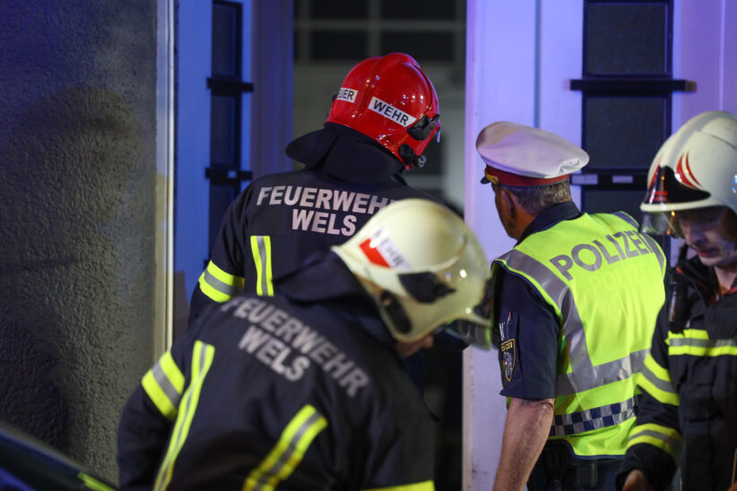 Brandeinsatz: Verrauchtes Stiegenhaus in einem Wohn- und Geschäftsgebäude in Wels-Neustadt