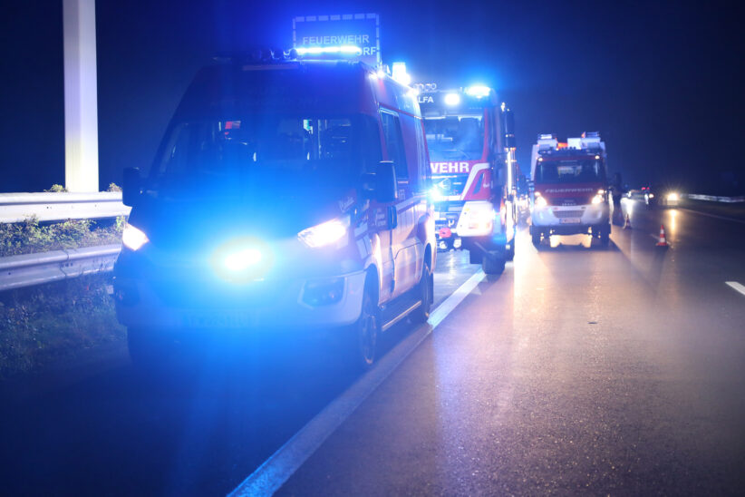 Zwei Insassen auf Welser Autobahn bei Weißkirchen an der Traun aus Unfallwrack gerettet