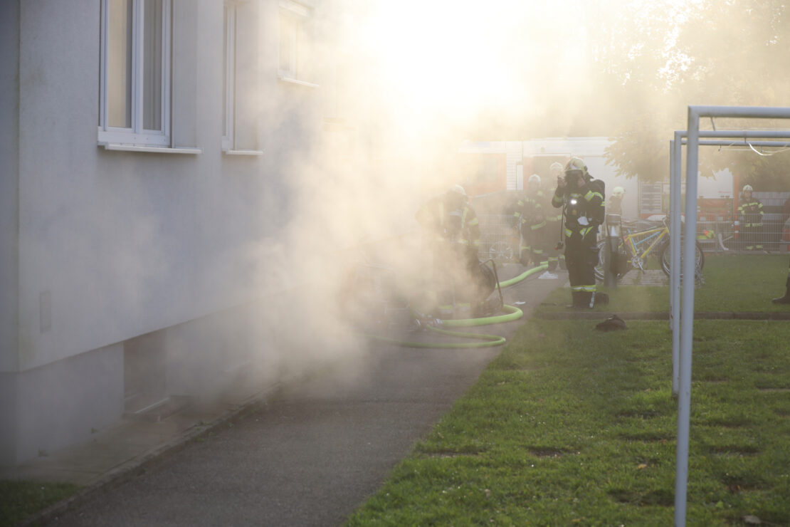 Größerer Einsatz von Feuerwehr und Rettung bei Kellerbrand in Mehrparteienwohnhaus in Wels-Lichtenegg