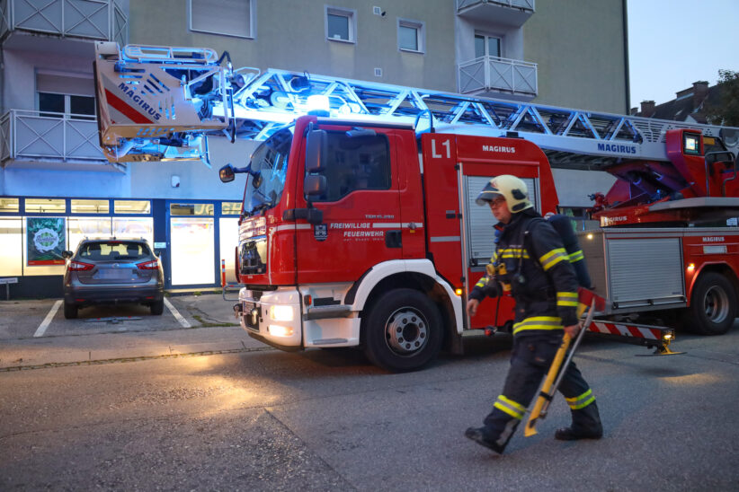 Einsatzkräfte der Feuerwehr nach vermeintlicher Explosion in Wels-Vogelweide im Einsatz