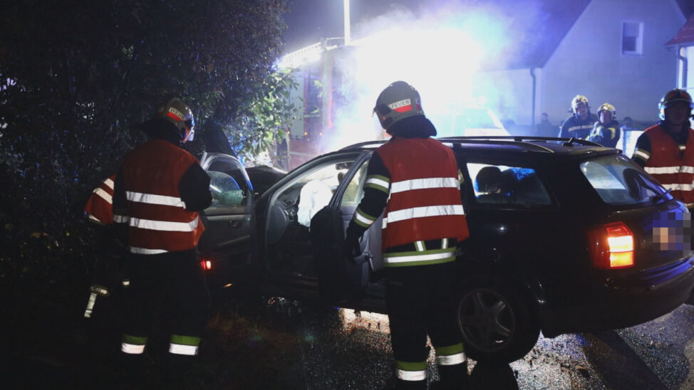 Auto bei schwerem Verkehrsunfall in Wels-Puchberg gegen Zaun und Hecke gekracht