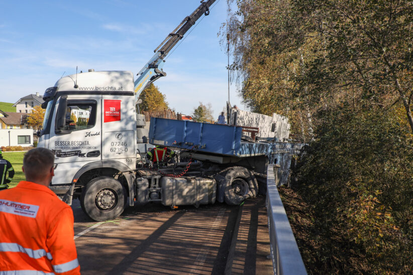 Schwierige Bergung: LKW mit Betonfertigteilen bei Offenhausen von Straße abgekommen