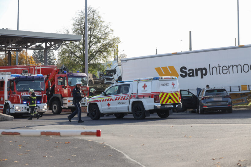 Auto auf Betriebsgelände in Wels-Puchberg gegen LKW gekracht