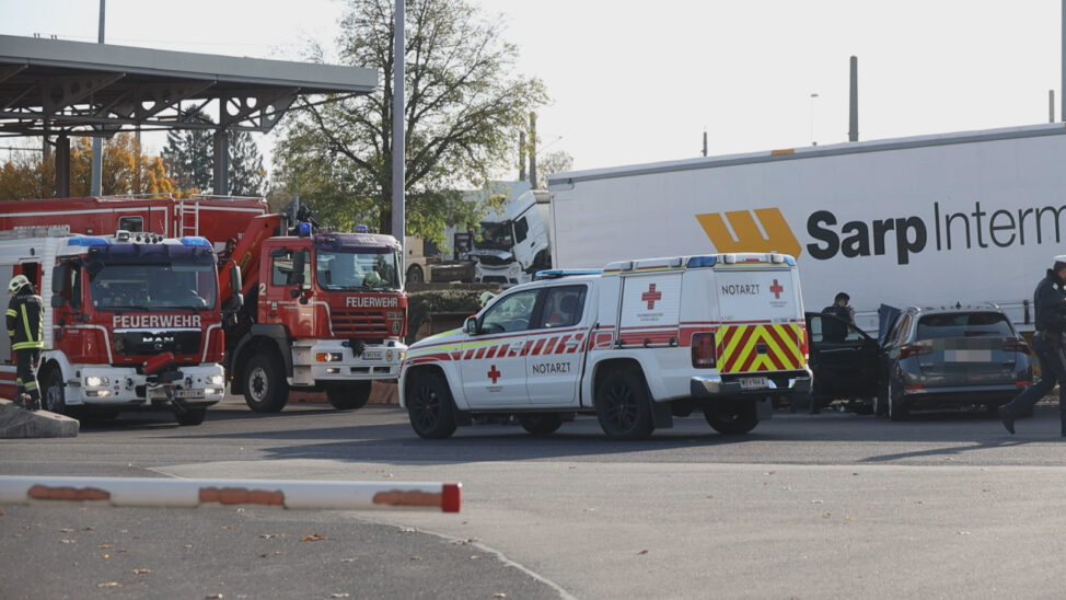 Auto auf Betriebsgelände in Wels-Puchberg gegen LKW gekracht
