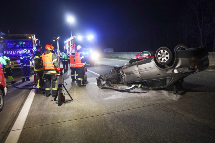 Autoüberschlag nach Verkehrsunfall auf Westautobahn bei Allhaming
