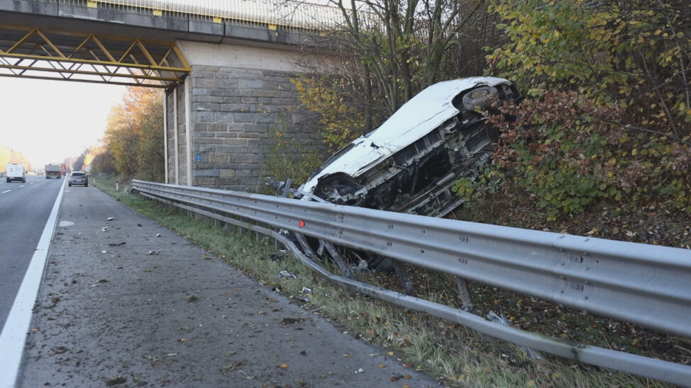 Auto bei Unfall auf Westautobahn in Sipbachzell hinter Leitschiene gegen Bäume gekracht