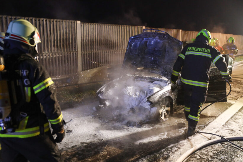 Auto auf Westautobahn bei Sipbachzell nach technischem Defekt in Flammen aufgegangen