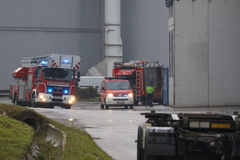 Brandeinsatz bei Abfallentsorgungsunternehmen in Wels-Schafwiesen