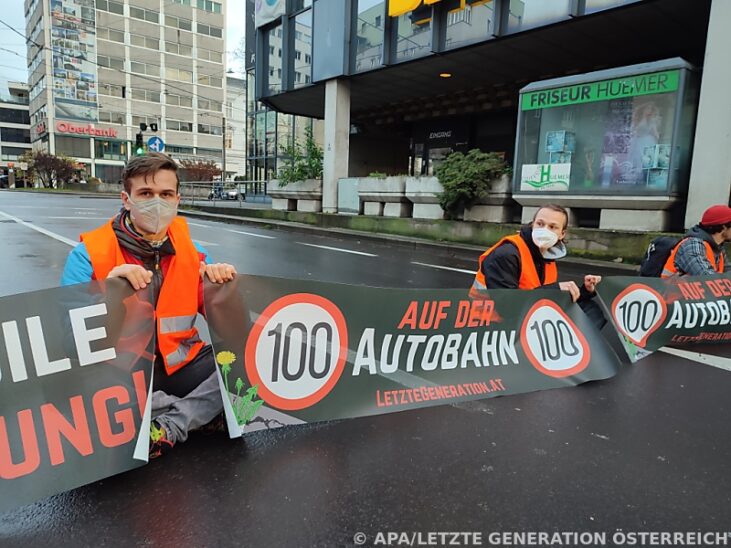 "Letzte Generation" klebt sich auf Linzer Hauptstraße fest