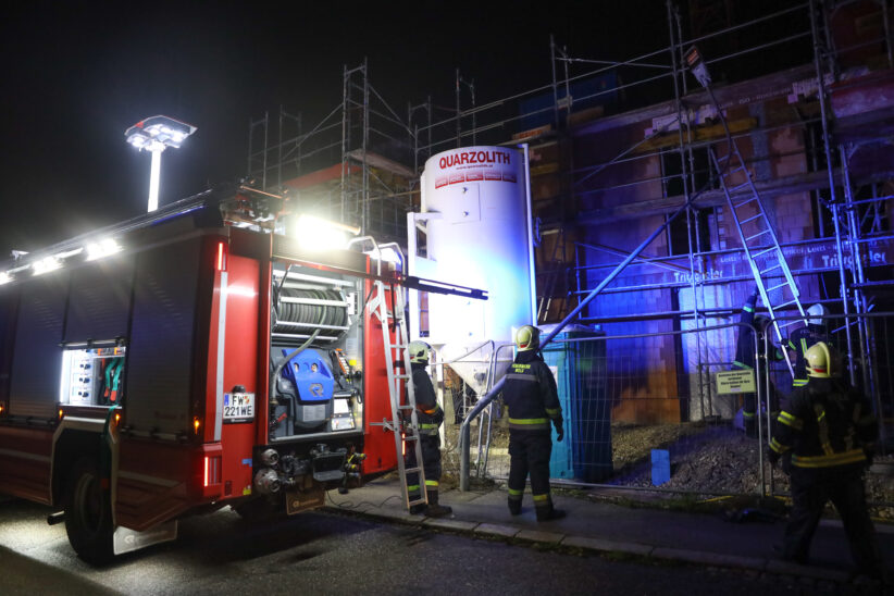 Beschädigte Straßenbeleuchtung nach Unfall in Wels-Vogelweide durch Feuerwehr entfernt