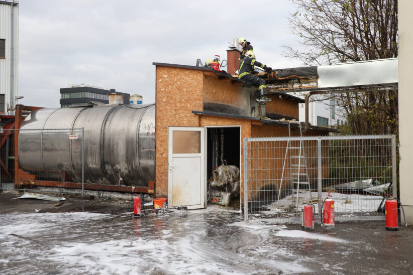 Brand eines Technikgebäudes bei einem Unternehmen in Wels-Pernau