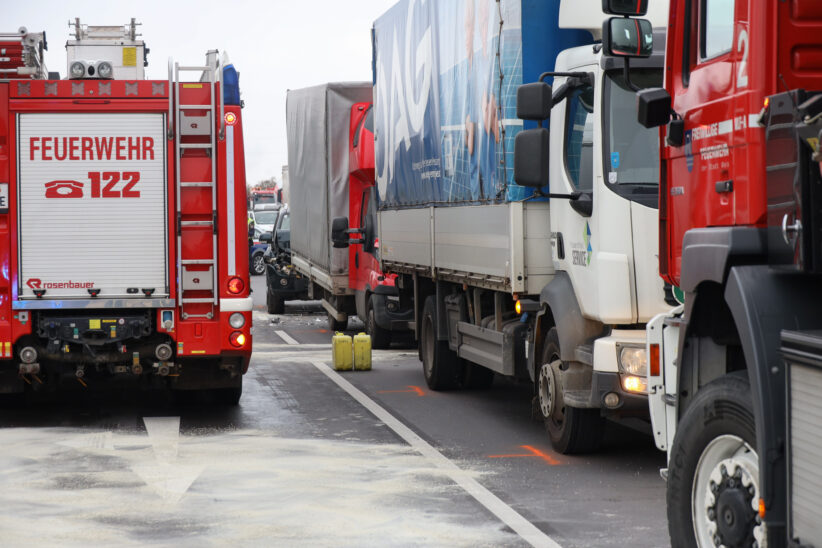 Auffahrunfall zwischen PKW, Klein-LKW und LKW vor Kreuzungsbereich in Wels-Schafwiesen