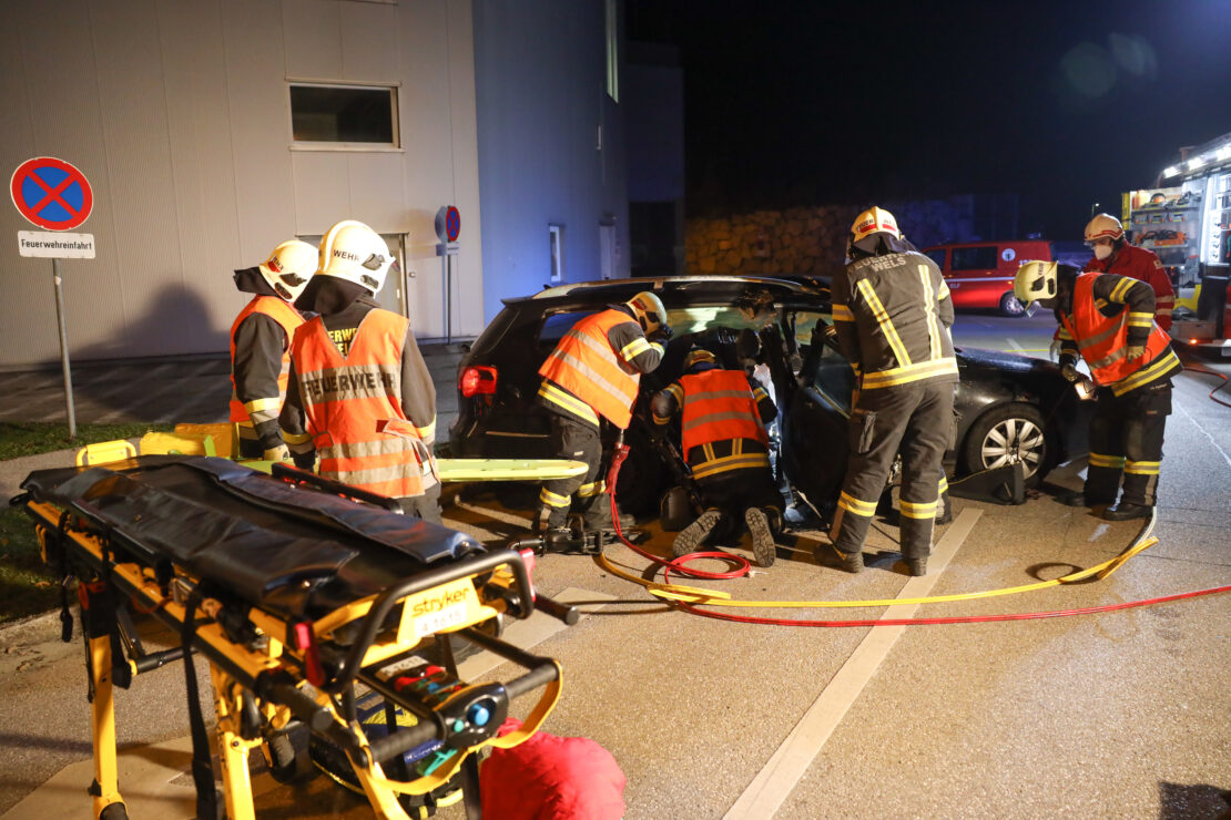 Beifahrer nach Crash mit LKW in Wels-Waidhausen durch Feuerwehr aus Unfallfahrzeug gerettet
