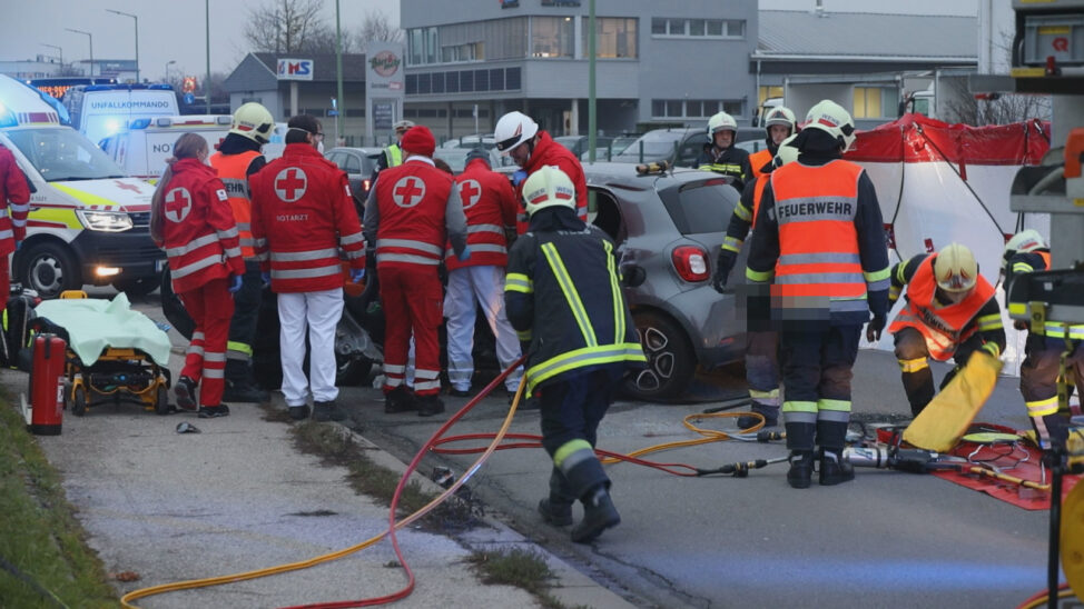 Autolenkerin nach schwerem Crash in Wels-Lichtenegg aus überschlagenem PKW befreit