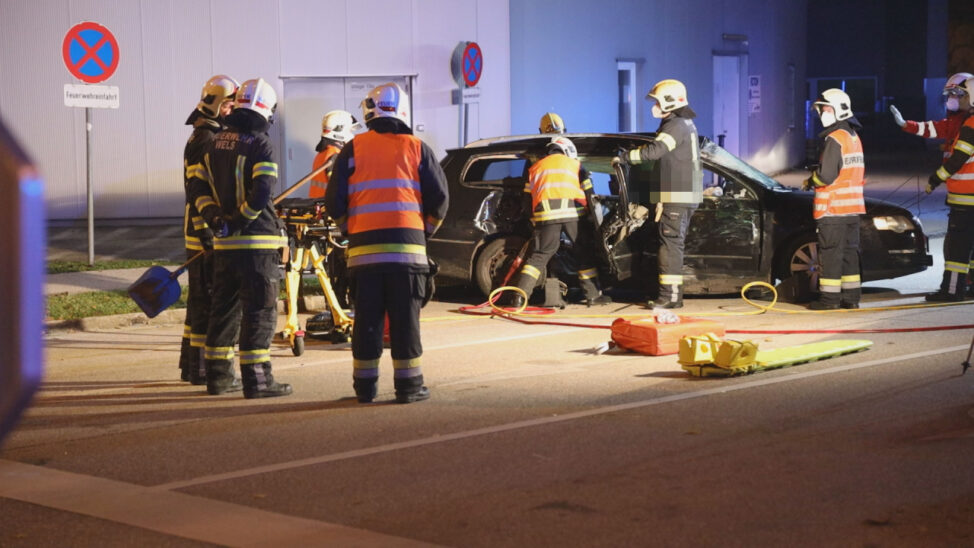 Beifahrer nach Crash mit LKW in Wels-Waidhausen durch Feuerwehr aus Unfallfahrzeug gerettet