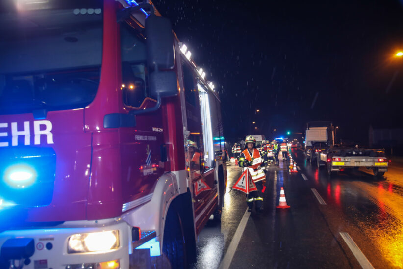 Auffahrunfall mit drei beteiligten Fahrzeugen auf Wiener Straße in Marchtrenk