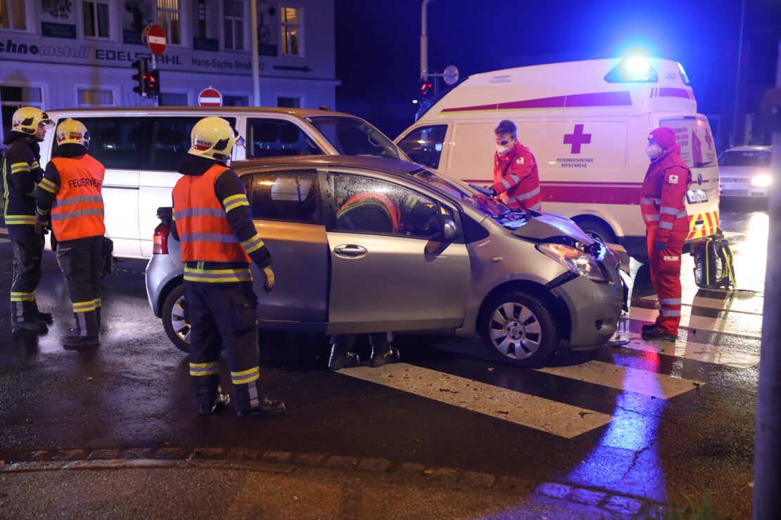 Menschenrettung aus Unfallfahrzeug nach Kreuzungscrash in Wels-Pernau