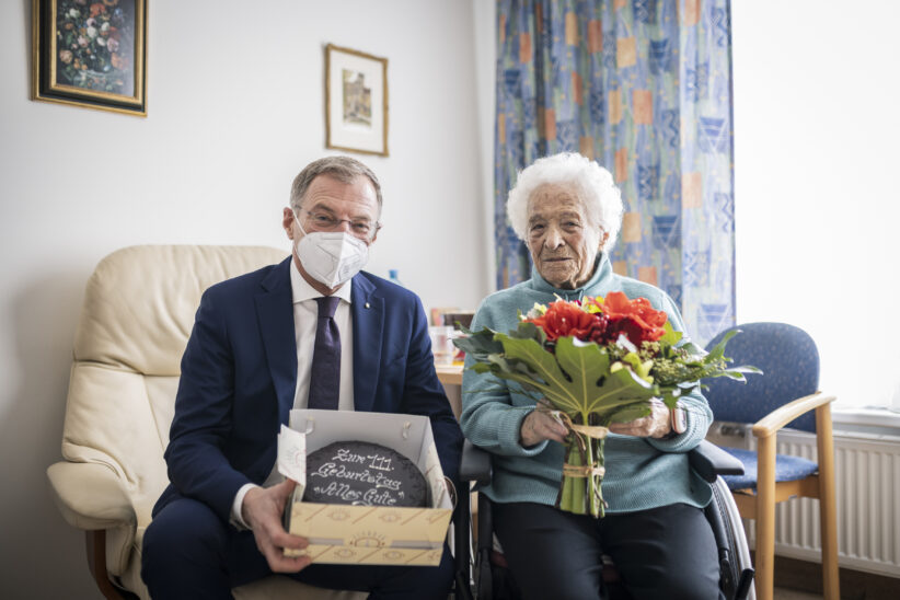 LH Thomas Stelzer gratulierte ältester Oberösterreicherin zum 111. Geburtstag