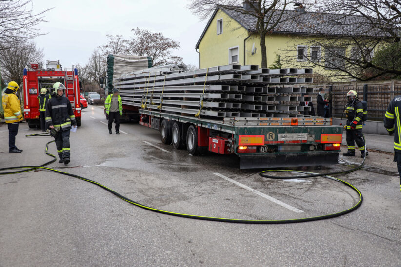 Überhitzt: Rauchentwicklung an LKW-Auflieger führte zu Einsatz der Feuerwehr in Wels-Lichtenegg