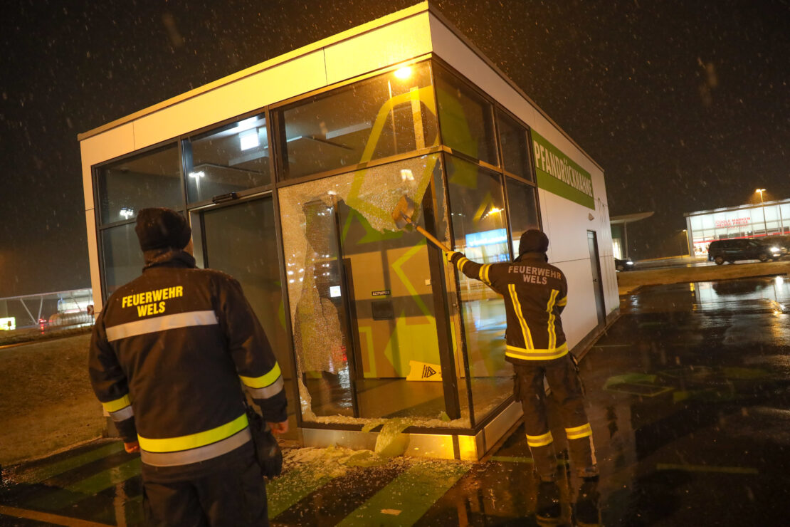 Sicherungsarbeiten: Glasscheibe eines Pfandrückgabegebäudes in Wels-Neustadt bei Unfall beschädigt